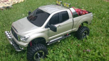 Tamiya Toyota Tundra High Lift; Bei der Gartenarbeit :-) 