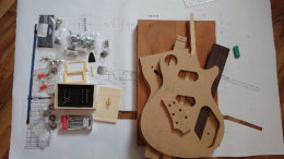 Der von mir gezeichnete Plan, Holz und Hardware sowie die Schablonen von Gitabou. Nicht zu sehen der Hals.