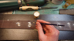 Der Rest wird mit gefrbtem Epoxydharz aufgefllt.