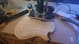 Hier frse ich die 3D Kontur des Ahorntop. Der Korpus wird dabei freihand an der fixierten Frse entlang gefhrt.