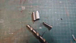Da ich keinen passenden Bohrer fr die Einschlaghlsen der Studs hatte, wurden die Hlsen kurzerhand auf 10 mm abgedreht.