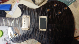 Die Pickups: Rockinger Troublemaker Neck und EMG HZ H4 Bridge.