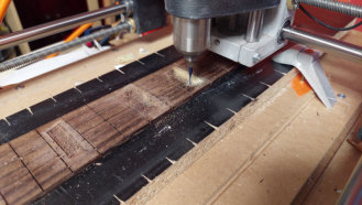 Das bei der letzten Les Paul nicht verwendete Griffbrett wird recycelt. Neue gut passende Inlays frst die CNC.