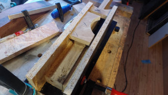 Hier frse ich den Neck tenon mit korrektem Winkel zum Hals-Korpus bergang.