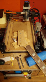 Vorbereitet um das Headstock Logo zu frsen.