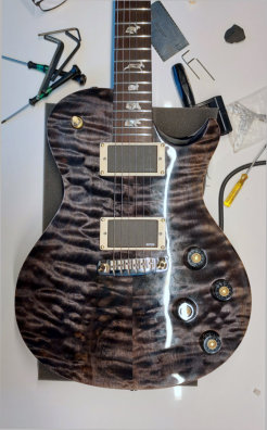 Die neue Schaller Signum Bridge mit Locking Studs gegen ein verkippen.