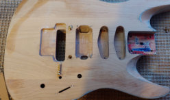 Die Pickup Frsungen sind bereits wieder hergestellt. Fr das neue Tremolo musste ich die Posts versetzen.