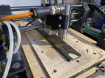 Die Bundschlitze mache ich auf der Dremel CNC. Aus irgendeinem Grund passen die Bundabst�nde nicht ganz wie geplant. Die Mensur verl�ngert sich dadurch um 2 mm auf 630 mm.
